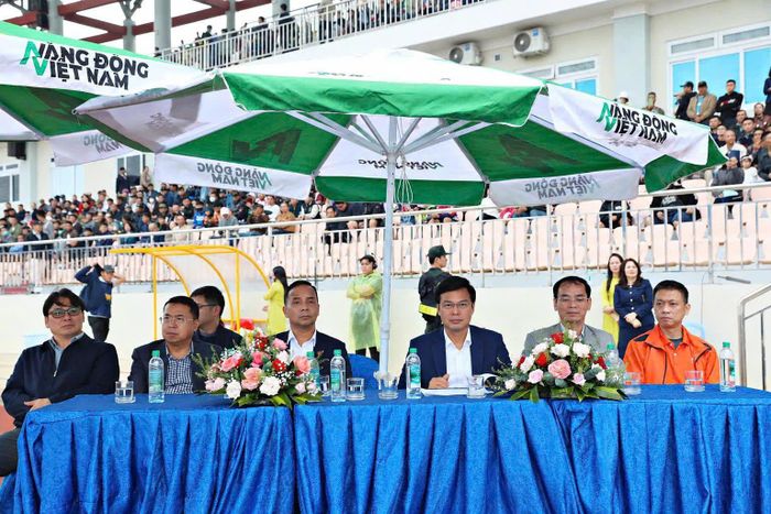 Các đồng chí: Đa Cát Vinh, Tỉnh ủy viên, Phó Chủ tịch HĐND tỉnh (thứ 2 từ phải qua); Đinh Văn Tuấn, Tỉnh ủy viên, Phó Chủ tịch UBND tỉnh (thứ 3 từ phải qua); Tôn Thiện San, Tỉnh ủy viên, Giám đốc Sở Văn hoá, Thể thao và Du lịch (thứ 2 từ trái qua) đến dự và tặng hoa khích lệ