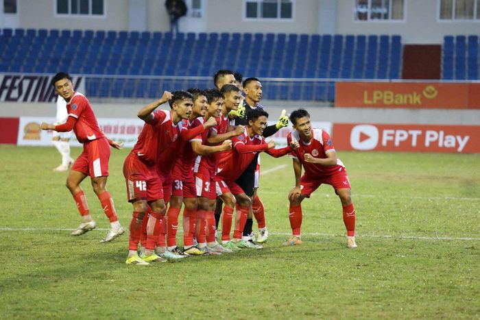 Các cầu thủ CLB TP Hồ Chí Minh ăn mừng bàn thắng phút bù giờ