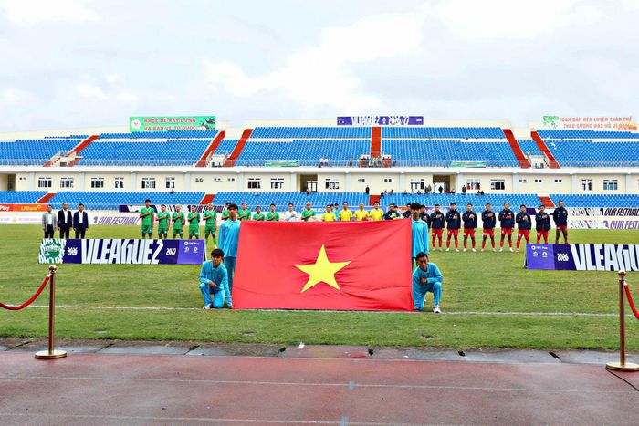 Lãnh đạo tỉnh và hai đội bóng chào cờ trước trận đấu