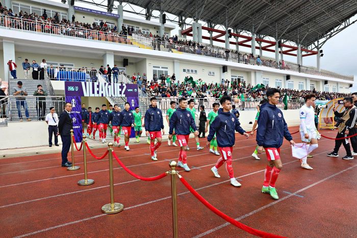 Hai đội ra sân