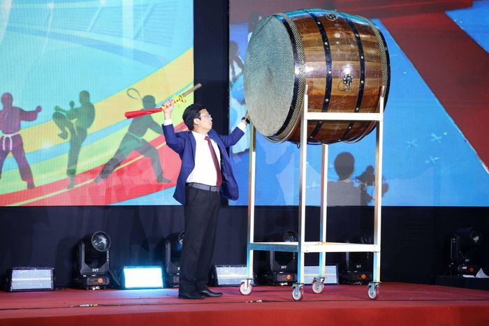 Đồng chí Đinh Văn Tuấn, Tỉnh ủy viên, Phó Chủ tịch UBND tỉnh Lâm Đồng, Trưởng Ban Tổ chức đại hội đánh trống khai mạc