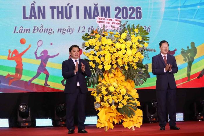 Đồng chí Phạm Triều (bên phải), Ủy viên Ban Thường vụ Tỉnh ủy, Phó Chủ tịch Thường trực Ủy ban MTTQ Việt Nam tỉnh Lâm Đồng tặng hoa chúc mừng đại hội