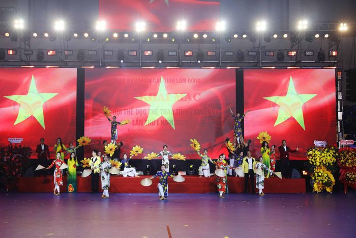 Rực rỡ cờ hoa trong lễ khai mạc