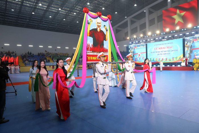 Khối rước ảnh chân dung Chủ tịch Hồ Chí Minh tiến vào lễ đài trong đêm khai mạc đại hội