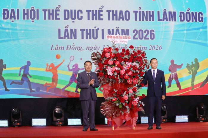 Phó Cục trưởng Cục TDTT - Bộ Văn hóa, Thể thao và Du lịch Nguyễn Trọng Hổ (bên phải) tặng hoa chúc mừng đại hội