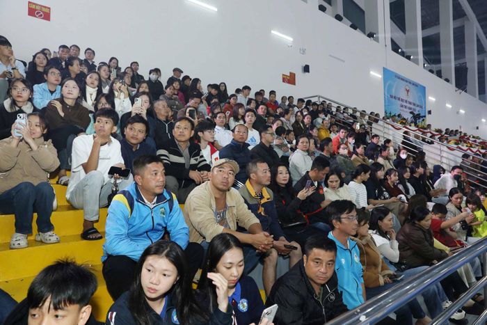 Đông đảo người dân tham dự lễ khai mạc
