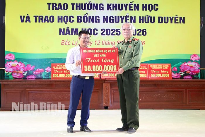Hội đồng dòng họ Võ Vũ trao tặng kinh phí ủng hộ Quỹ học bổng Nguyễn Hữu Duyên.