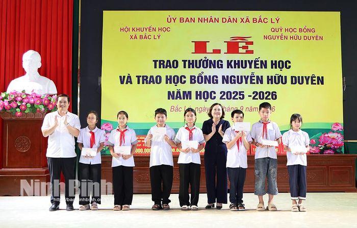 Lãnh đạo Hội Khuyến học tỉnh, lãnh đạo xã Bắc Lý trao thưởng khuyến học và học bổng Nguyễn Hữu Duyên cho các em học sinh đạt thành tích học tập xuất sắc.