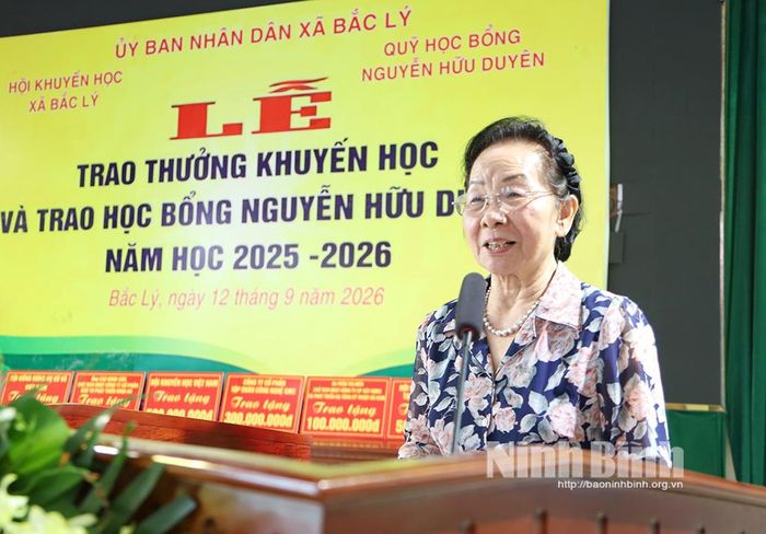 Giáo sư, Tiến sỹ Nguyễn Thị Doan, nguyên Ủy viên Trung ương Đảng, nguyên Phó Chủ tịch nước, Chủ tịch Trung ương Hội khuyến học Việt Nam, Chủ tịch danh dự Quỹ học bổng Nguyễn Hữu Duyên phát biểu tại lễ trao thưởng.