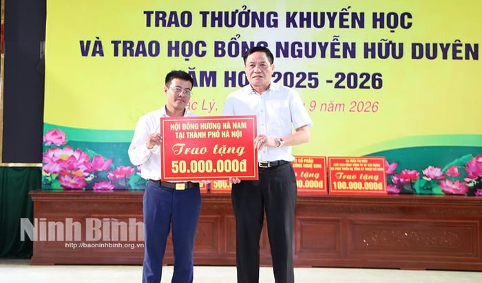 Hội đồng hương Hà Nam tại Hà Nội trao tặng kinh phí cho Quỹ học bổng Nguyễn Hữu Duyên