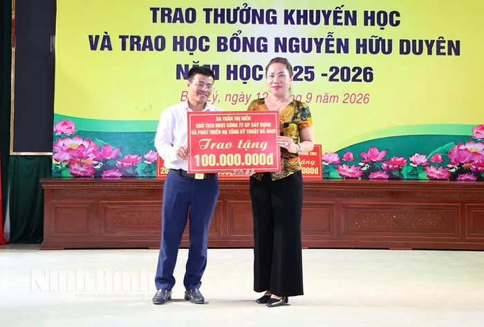 Bà Trần Thị Hiền, đại biểu Quốc hội, Chủ tịch HĐQT Công ty Cổ phần Xây dựng và Phát triển Hạ tầng Kỹ thuật Hà Nam trao tặng 100 triệu đồng cho Quỹ học bổng Nguyễn Hữu Duyên.
