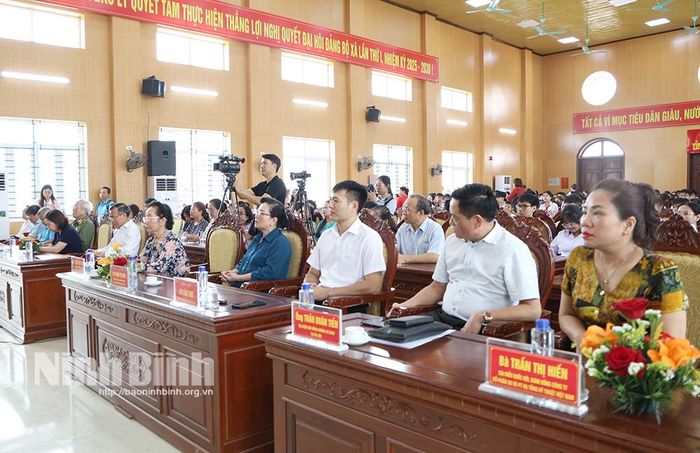 Các đại biểu dự lễ trao thưởng.