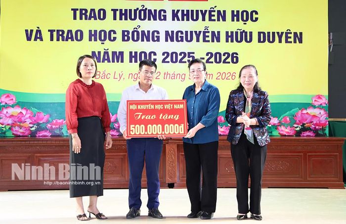 Hội Khuyến học Việt Nam trao tặng 500 triệu đồng cho Quỹ học bổng Nguyễn Hữu Duyên.