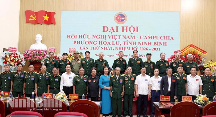 Các đại biểu chụp ảnh lưu niệm cùng với Ban chấp hành Hội hữu nghị Việt Nam - Campuchia phường Hoa Lư, khóa I, nhiệm kỳ 2026-2031.