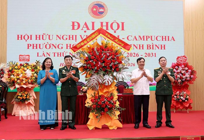 Lãnh đạo phường Hoa Lư tặng hoa chúc mừng Đại hội.