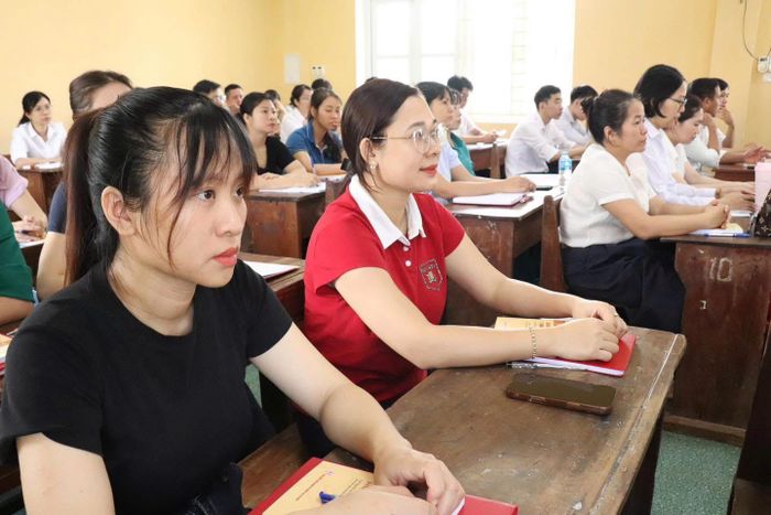 Các học viên tham gia lớp bồi dưỡng lý luận chính trị dành cho đảng viên mới khóa I, II năm 2026 do Trung tâm Chính trị phường Phù Vân tổ chức.