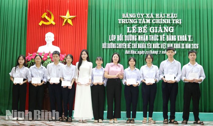 Trung tâm Chính trị xã Hải Hậu tổ chức lớp bồi dưỡng nhận thức về Đảng khóa V và lớp bồi dưỡng chuyên đề “Chủ nghĩa yêu nước Việt Nam” khóa III năm 2026 cho 62 đoàn viên ưu tú Trường THPT A Hải Hậu.
