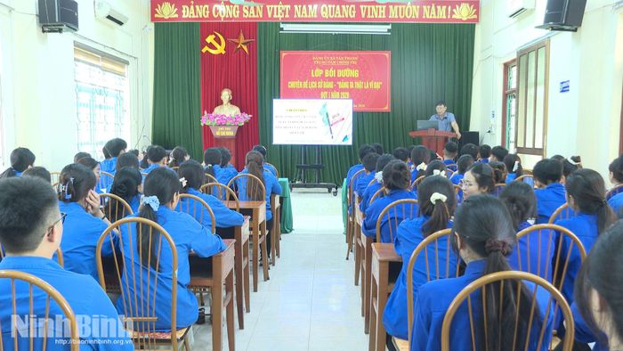 Trung tâm Chính trị xã Tân Thanh tổ chức lớp bồi dưỡng chuyên đề lịch sử Đảng “Đảng ta thật là vĩ đại” đợt 1 năm 2026 cho các đoàn viên, thanh niên.