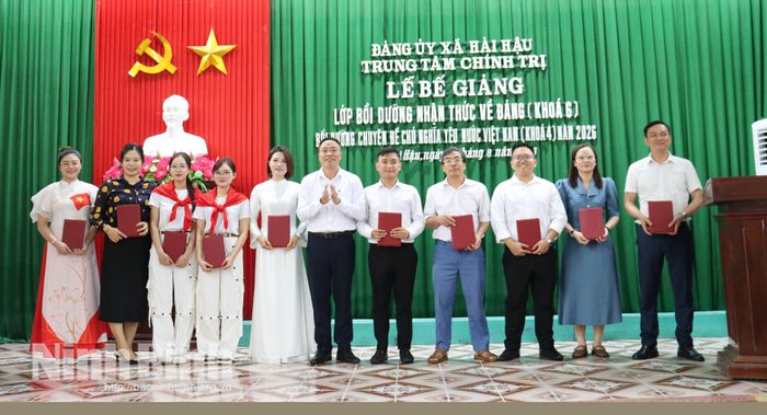 Trung tâm Chính trị xã Hải Hậu bế giảng lớp Bồi dưỡng nhận thức về Đảng khóa 6 và lớp Bồi dưỡng chuyên đề “Chủ nghĩa yêu nước Việt Nam” khóa 4 năm 2026.