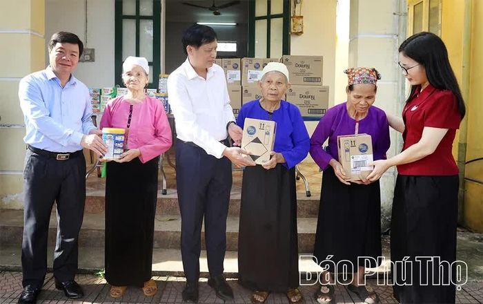 Những phần quà ý nghĩa được trao cho người cao tuổi tại chương trình.