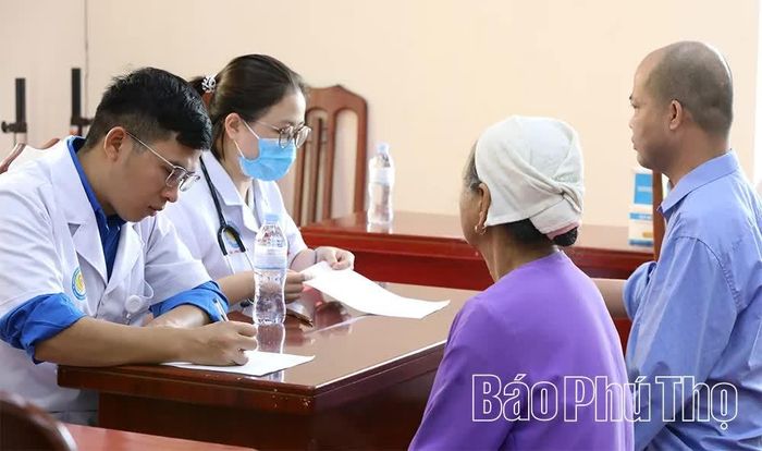 Y, bác sĩ Bệnh viện Đa khoa Hòa Bình tư vấn về tình trạng sức khỏe, chế độ dinh dưỡng cho người dân xã Thượng Cốc tại chương trình.