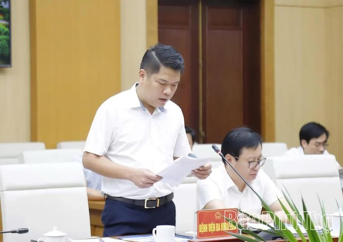 Lãnh đạo Bệnh viện Đa khoa tỉnh Phú Thọ báo cáo tại buổi làm việc.