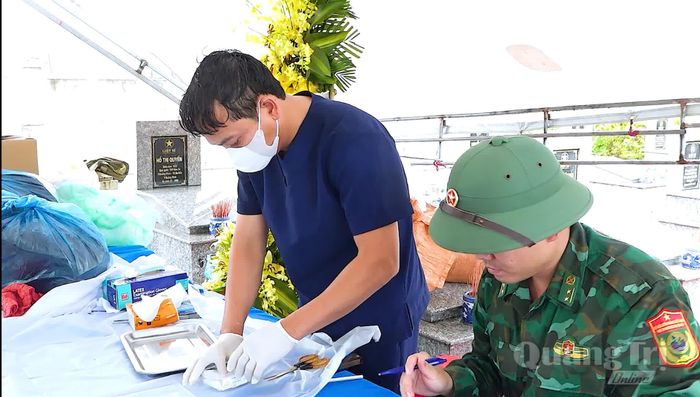 Việc lấy mẫu hài cốt liệt sĩ được thực hiện theo quy trình chuyên môn chặt chẽ - Ảnh: N.M