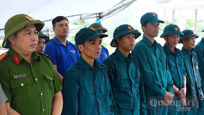 Các lực lượng tham gia lấy mẫu hài cốt liệt sĩ - Ảnh: N.M