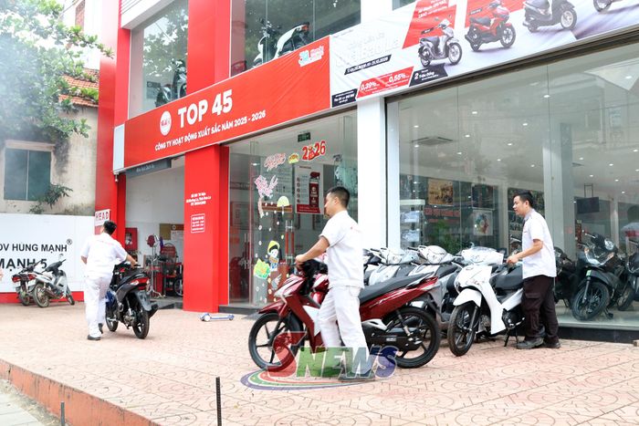 Một cửa hàng kinh doanh xe máy trên địa bàn xã.