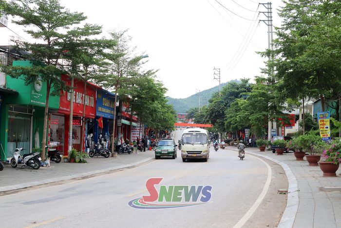 Quốc lộ 279D đi qua trung tâm xã Mường La.
