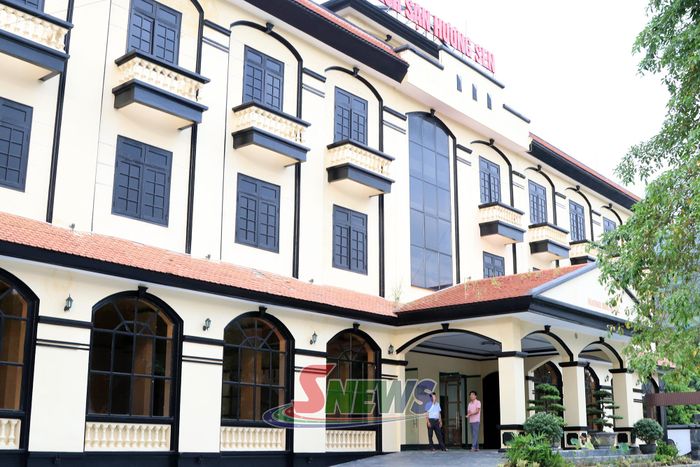 Khách sạn Hương Sen phục vụ khách lưu trú.