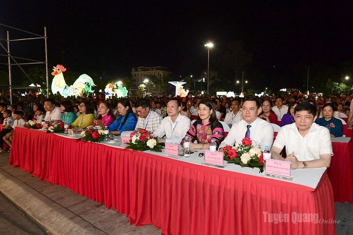 Đại biểu dự chương trình.