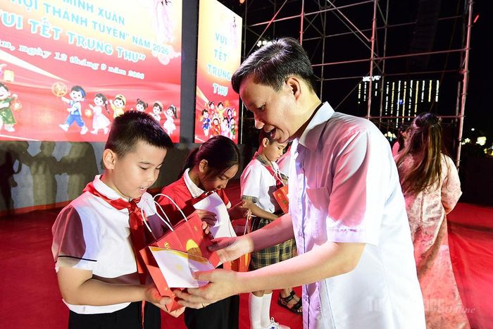 Lãnh đạo phường Minh Xuân trao quà cho các em học sinh có nỗ lực trong học tập trên địa bàn phường. Nhiều mô hình đẹp mắt, công phu của các tổ dân phố. Trẻ em thích thú khi tham gia diễn diễu cùng các mô hình. Các mô hình tham gia chấm chọn tại cuộc thi.