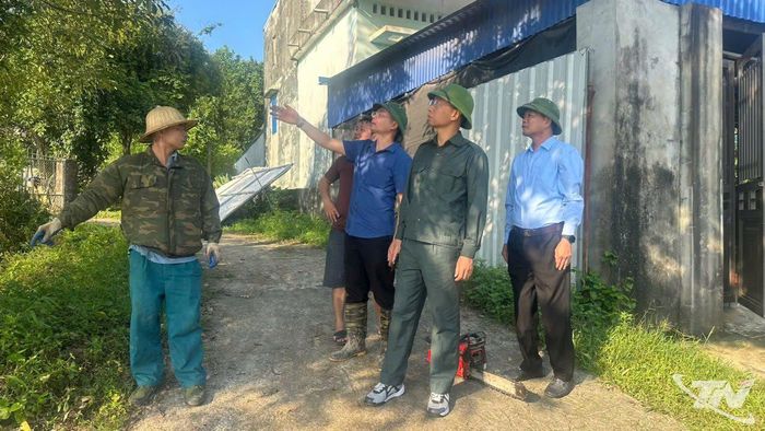 Lãnh đạo xã Đại Phúc tham gia cùng người dân trong hoạt động "Ngày thứ Bảy xanh".