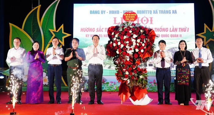 Đồng chí Bí thư Tỉnh ủy Trịnh Xuân Trường và các đồng chí lãnh đạo tỉnh tặng hoa chúc mừng.