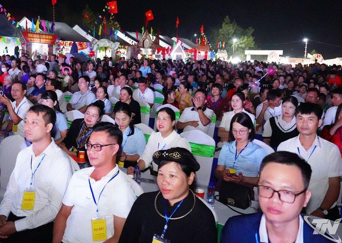 Đông đảo người dân tham dự.