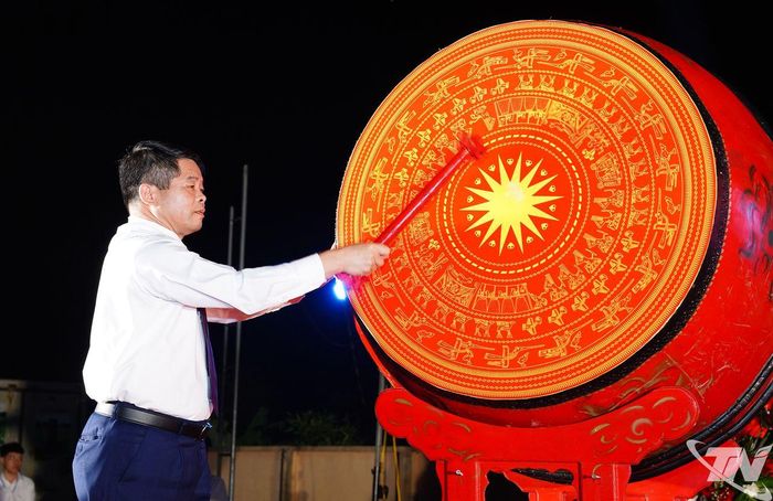 Đồng chí Bí thư Đảng ủy xã đánh trống khai hội.