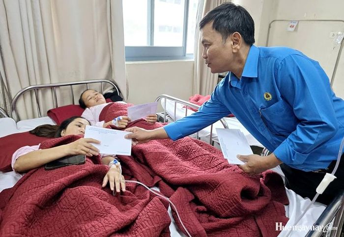 Lãnh đạo Liên đoàn Lao động thành phố thăm hỏi, động viên các bệnh nhân.