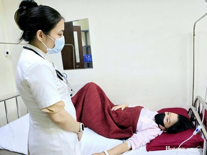 Bác sĩ tư vấn chế độ dinh dưỡng cho bệnh nhân.