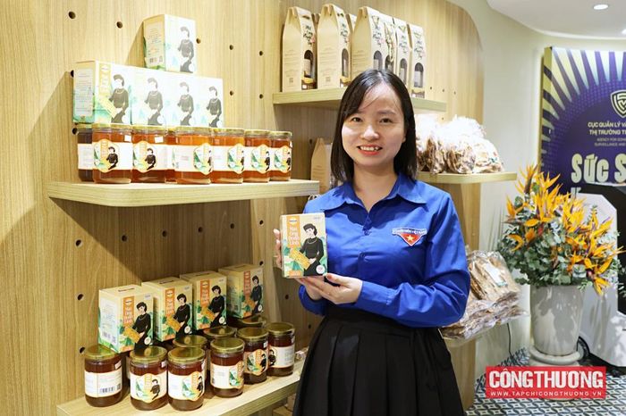 Đoàn viên thanh niên tích cực tư vấn, chia sẻ câu chuyện văn hóa đằng sau từng sản phẩm nhằm đưa đặc sản Cao Bằng đến gần hơn với người dân Thủ đô