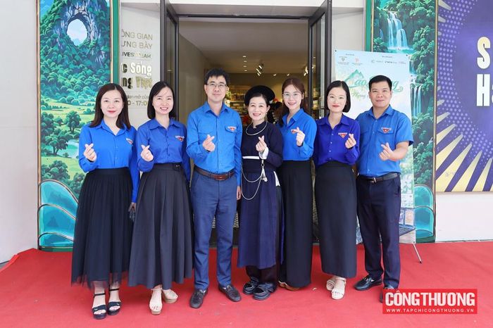 Cục Quản lý và Phát triển thị trường trong nước (Bộ Công Thương) phối hợp với Đoàn Thanh niên tỉnh Cao Bằng tổ chức không gian trưng bày, giới thiệu nông sản, thực phẩm và các sản phẩm truyền thống với chủ đề “Cao Bằng - Hương vị biên cương”