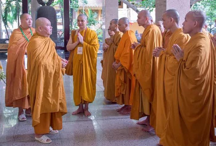 Chư tôn đức phổ biến thông tin, hướng dẫn các giới tử làm thủ tục nhập chúng tại pháp viện Minh Đăng Quang