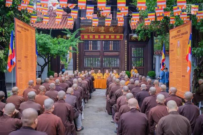 Chư tôn đức Ban Quản giới tử sinh hoạt với các giới tử Bắc tông tại giới đài viện Huệ Nghiêm