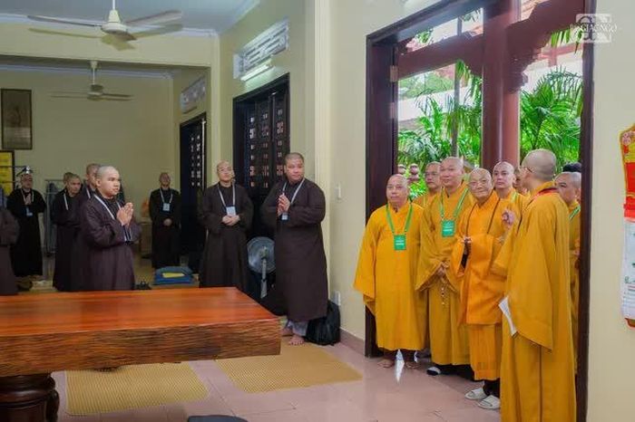 Trưởng lão Hòa thượng Thích Minh Thông, Phó Thư ký Ban Thường trực Hội đồng Chứng minh, phương trượng chùa Huệ Nghiêm đến thăm liêu phòng của các giới tử