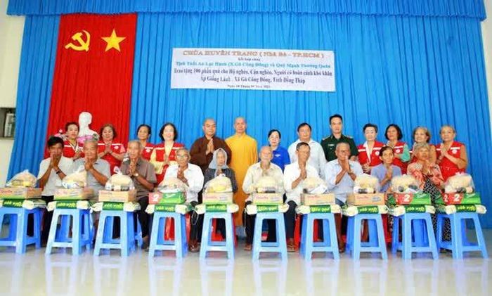 Chùa Huyền Trang và tịnh thất An Lạc Hạnh trao tặng 100 phần quà đến người dân