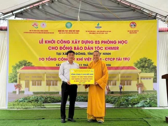 Trao bảng tượng trưng tài trợ cho công trình 3 phòng học
