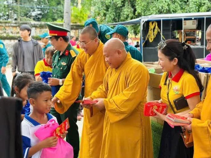 Chư tôn đức trao tặng quà Trung thu đến các em thiếu nhi tại địa phương - Ảnh: T.N