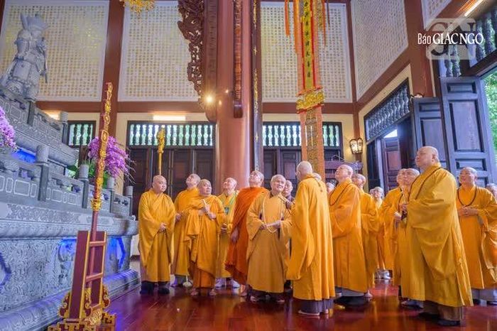 Ban Kiến đàn thăm Giới đài viện Huệ Nghiêm, nơi truyền giới đến các giới tử