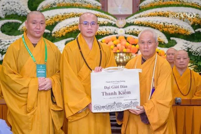 Ban Kiến đàn trao quà cúng dường