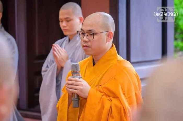 Đại đức Thích Nguyên Hưng báo cáo chương trình sinh hoạt của các giớ tử tại Giới đài viện Huệ Nghiêm